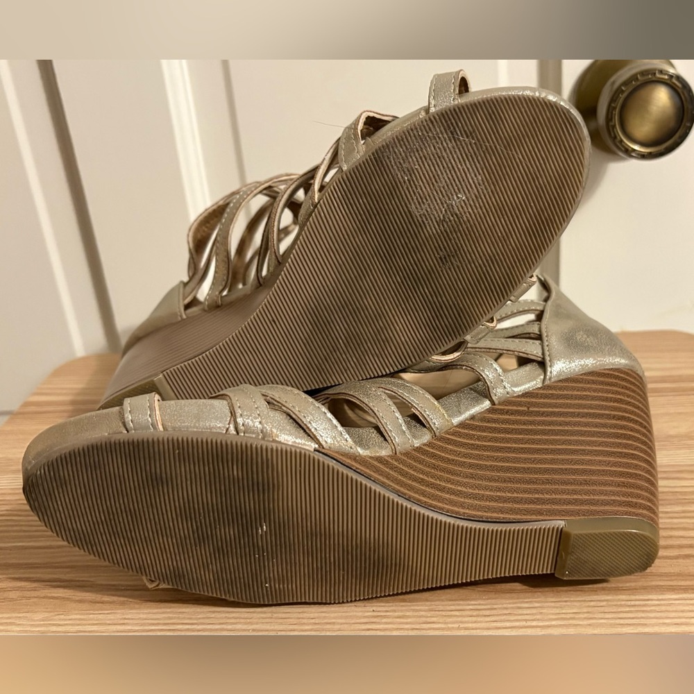 Maurice’s Women's Golden Strappy Wedge Sandals Sz 8.5 - Picture 7 of 10